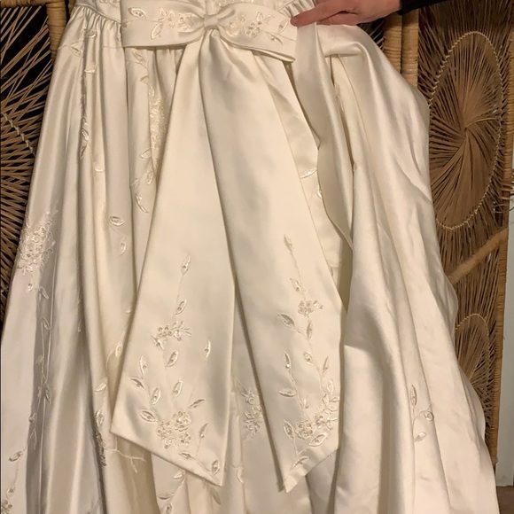 Wedding Dress!! Traditional with class, classic with elegance. Love @ 1st sight! - Picture 3 of 10